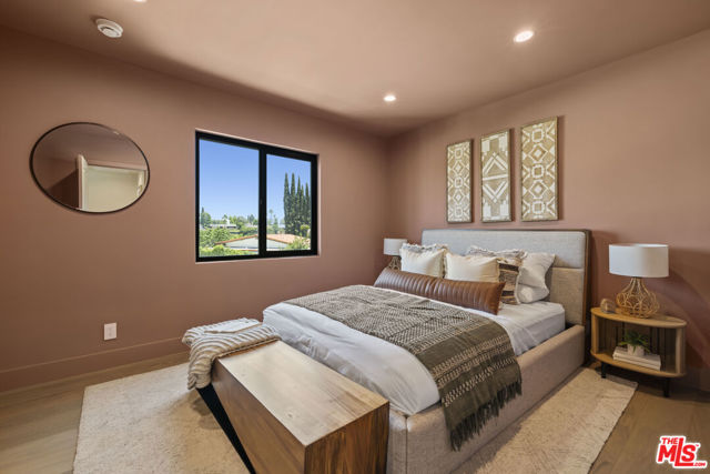 11268 Dona Lola Drive, Studio City CA: https://media.crmls.org/mediaz/8ae7192c-19e4-48ef-a32c-4576b71e89e9.jpg