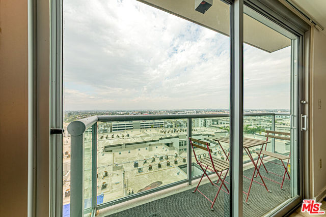 13700 Marina Pointe Drive, Marina del Rey CA: https://media.crmls.org/mediaz/8ae77416-8a35-461b-a666-5eebf87eb126.jpg