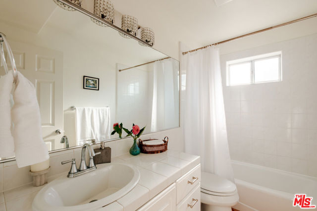 3029 Sequit Drive, Malibu CA: https://media.crmls.org/mediaz/8ae78f9c-6a04-43d3-a8d5-cdde43b84f52.jpg