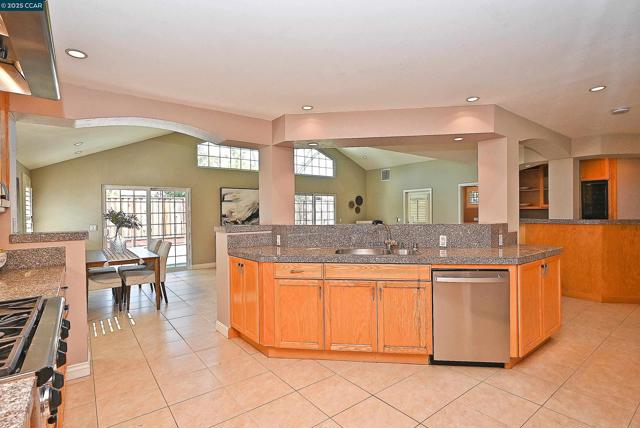 65 Dawn Dr, Pleasant Hill CA: https://media.crmls.org/mediaz/8ae835bd-f75d-4040-9d39-5be7cd7b679e.jpg