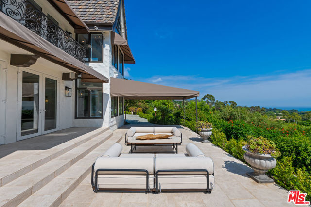 27931 Winding Way, Malibu CA: https://media.crmls.org/mediaz/8ae8bd6c-034a-4b45-98f5-8792faa33173.jpg