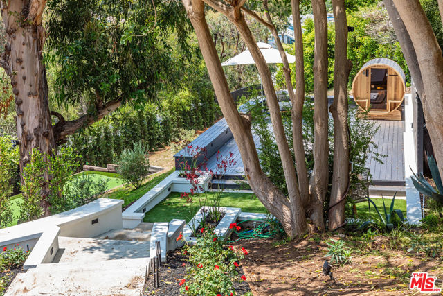3525 Coast View Drive, Malibu CA: https://media.crmls.org/mediaz/8ae8f398-fa73-4300-a3d6-a6a67f3093b7.jpg