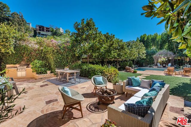 1549 Lindacrest Drive, Beverly Hills CA: https://media.crmls.org/mediaz/8ae9e56e-b252-4a82-823f-52dc04ad425d.jpg