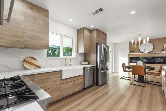 6802 MAURY DR, San Diego CA: https://media.crmls.org/mediaz/8aea3343-22c2-4a5d-8c16-4e67f625a978.jpg