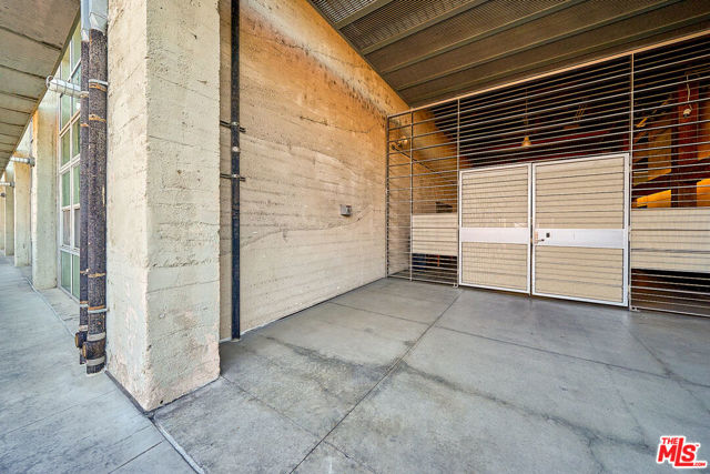 530 S Hewitt Street, Los Angeles CA: https://media.crmls.org/mediaz/8aeba8f0-22fc-481f-89f8-9c8f75789cc4.jpg