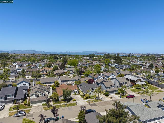 39 Crane Ct, Alameda CA: https://media.crmls.org/mediaz/8aecf222-9f73-4e24-a0dd-0d660c64842f.jpg
