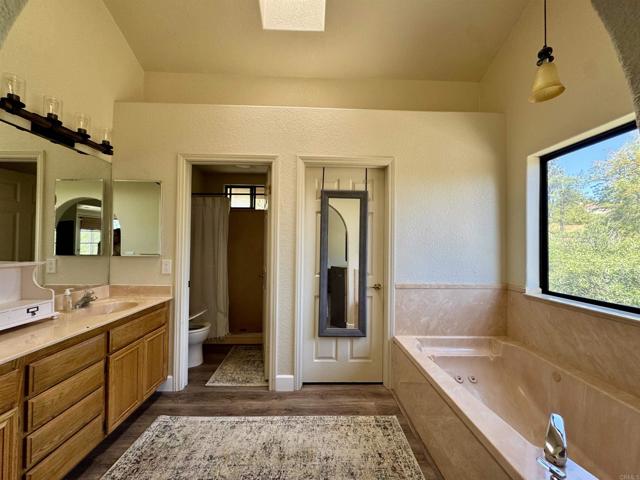16898 Whispering Oaks Lane, Ramona CA: https://media.crmls.org/mediaz/8aedcdce-5940-4de8-b9a6-a7a74eb5f903.jpg