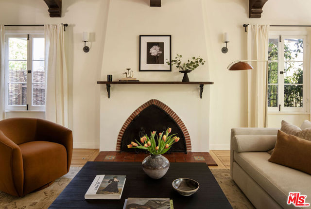 2248 Kenilworth Avenue, Los Angeles CA: https://media.crmls.org/mediaz/8aee5af6-4161-4697-93b2-a14ec5416411.jpg