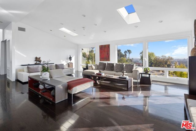 1415 Summitridge Drive, Beverly Hills CA: https://media.crmls.org/mediaz/8aee9e5d-a99f-4421-a8ce-ef2f55d8e3d5.jpg