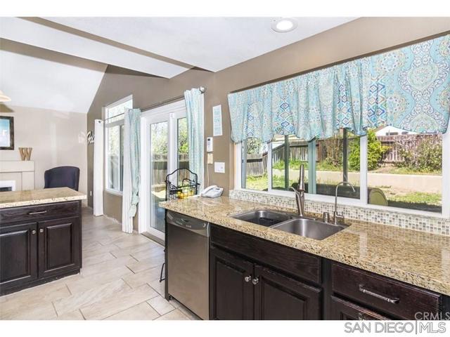 30478 Sierra Madre Drive, Temecula CA: https://media.crmls.org/mediaz/8af04ad7-b6f2-43d7-8f4a-f86989e840f3.jpg