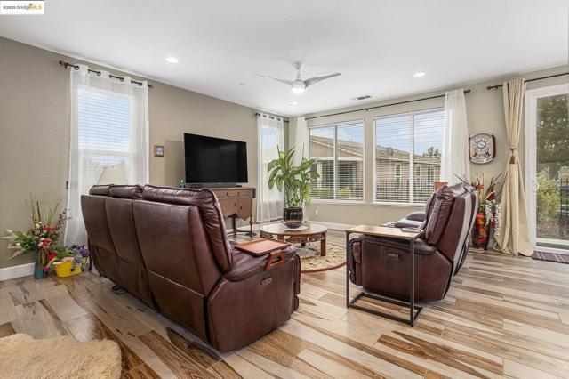 299 Marks Rd, Rio Vista CA: https://media.crmls.org/mediaz/8af15a9a-f3ab-435f-9962-cd828409f7da.jpg