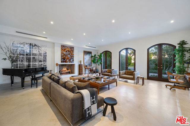 623 N ALTA Drive, Beverly Hills CA: https://media.crmls.org/mediaz/8af1ff86-bf7e-4d2e-b8fb-c30e91580cfa.jpg