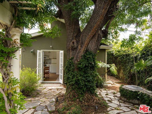 1402 N Benton Way, Los Angeles CA: https://media.crmls.org/mediaz/8af2bbe8-7220-4496-b079-4511c0e8f1db.jpg