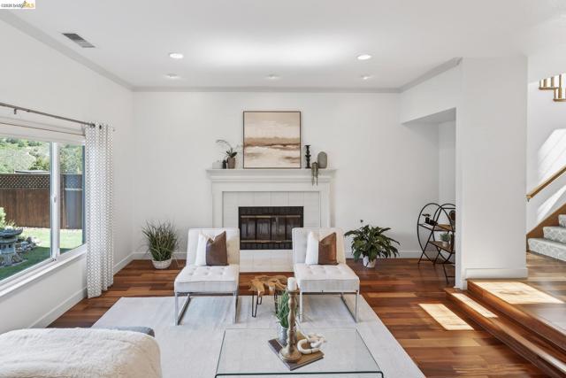 4963 Stoneridge Ct, Oakland CA: https://media.crmls.org/mediaz/8af2bdb5-03bf-4432-9521-c0ca3b289b4a.jpg