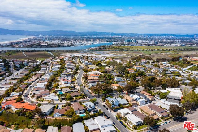 8701 Delgany Avenue, Playa del Rey CA: https://media.crmls.org/mediaz/8af3555f-bdf5-4e47-9ee5-c1ccfe8dee2d.jpg