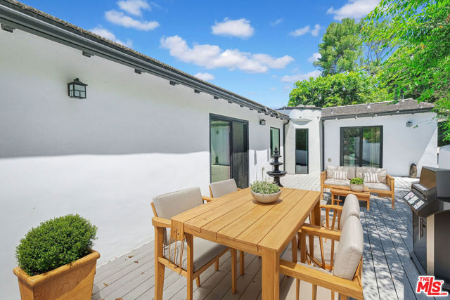 3236 Primera Avenue, Los Angeles CA: https://media.crmls.org/mediaz/8af36c3b-8eed-4997-9482-d93595516c9a.jpg