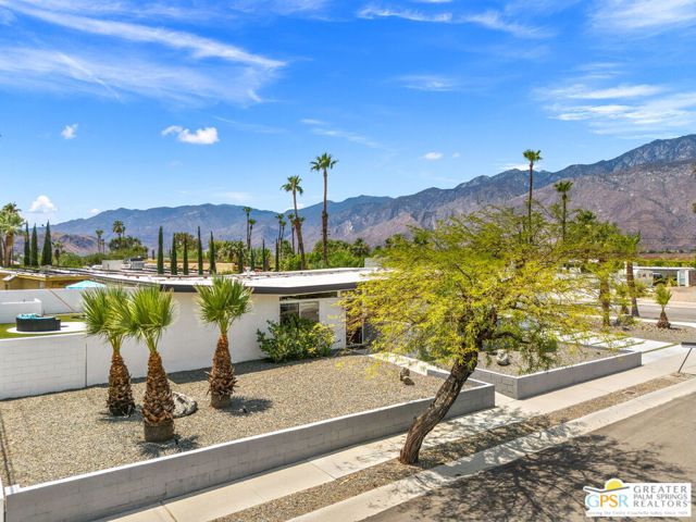 3351 E Paseo Barbara, Palm Springs CA: https://media.crmls.org/mediaz/8af3c1d3-0185-462d-9d7e-ef6c6da282d3.jpg
