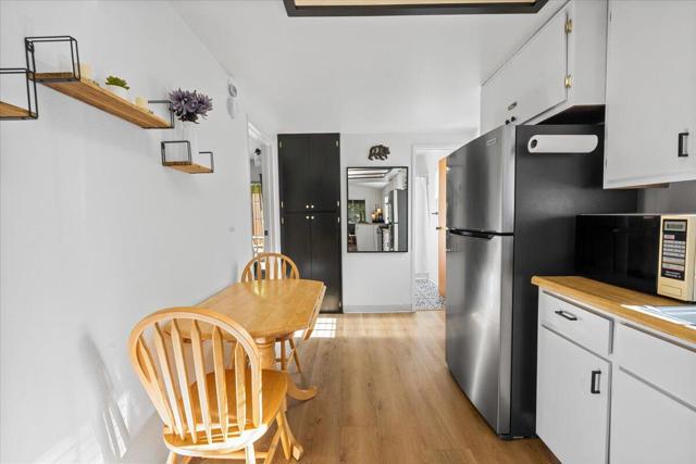 206 E Barker Boulevard, Big Bear CA: https://media.crmls.org/mediaz/8af3c93d-218d-472c-bdbc-ee8ee2dde40f.jpg