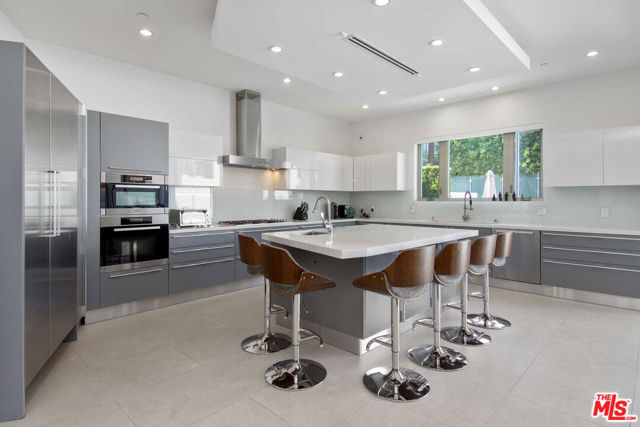 429 N Sweetzer Avenue, Los Angeles CA: https://media.crmls.org/mediaz/8af43cde-2782-45eb-a235-60e289ee4416.jpg