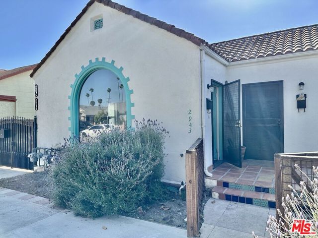 2941 9th Avenue, Los Angeles CA: https://media.crmls.org/mediaz/8af57398-564d-4be2-80bd-d8364ee974c8.jpg