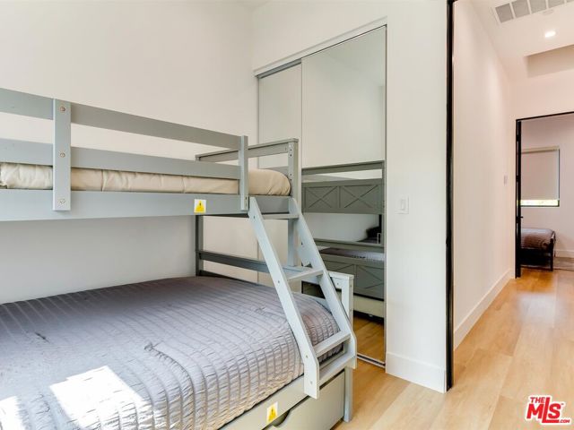 2817 1/2 S Redondo Boulevard, Los Angeles CA: https://media.crmls.org/mediaz/8af60653-7db2-4332-8ed6-23065fae984e.jpg