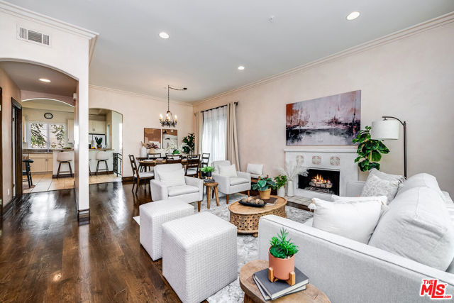 4125 W Hood Avenue, Burbank CA: https://media.crmls.org/mediaz/8af60a8c-e5b4-4789-b485-62e509f521ff.jpg