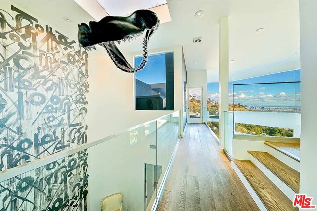 2183 Sunset Plaza Drive, Los Angeles CA: https://media.crmls.org/mediaz/8af73737-8add-4108-af1e-782899494777.jpg