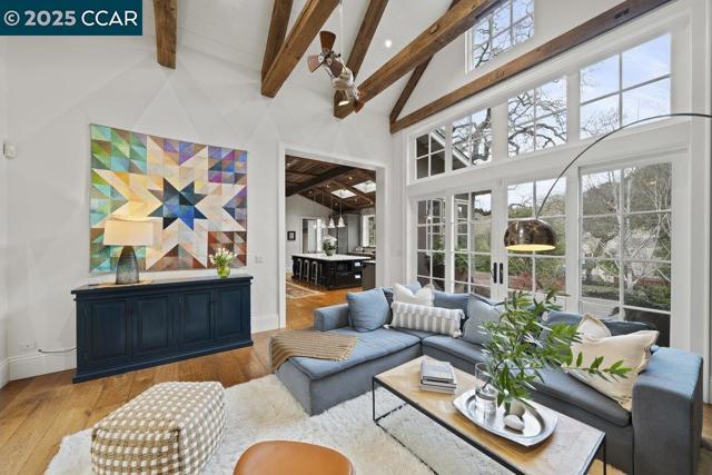 15 Cascade Ln, Orinda CA: https://media.crmls.org/mediaz/8af7b4d1-3988-4fa4-bb65-9be7ad2480a4.jpg