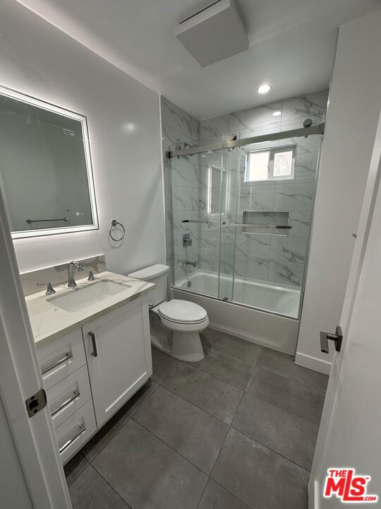 1118 S Holt Avenue, Los Angeles CA: https://media.crmls.org/mediaz/8af7ebf0-c55d-4abe-af23-0d55ec9066a3.jpg