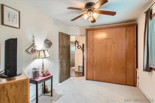 531 Silverbrook Dr, El Cajon CA: https://media.crmls.org/mediaz/8af8a69a-4c72-49f2-a9e2-1862e854af73.jpg
