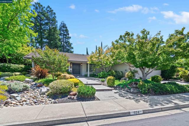 924 Cheyenne Dr, Walnut Creek CA: https://media.crmls.org/mediaz/8af945c7-f977-47b3-8fdc-ef4d6878c2f7.jpg