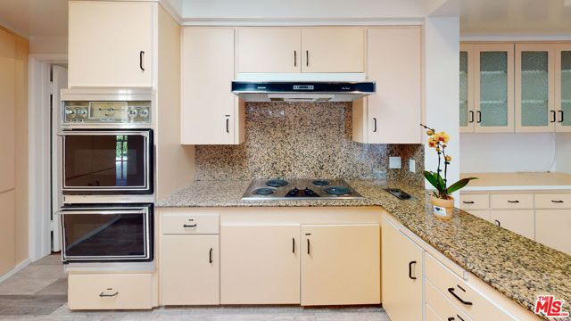 525 N Rexford Drive, Beverly Hills CA: https://media.crmls.org/mediaz/8afaed39-8bef-43ce-ad48-4b97498cd9dc.jpg