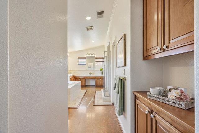 310 Via Vaquero Norte, San Juan Bautista CA: https://media.crmls.org/mediaz/8afb075a-7086-439c-b19e-29d544b27e01.jpg