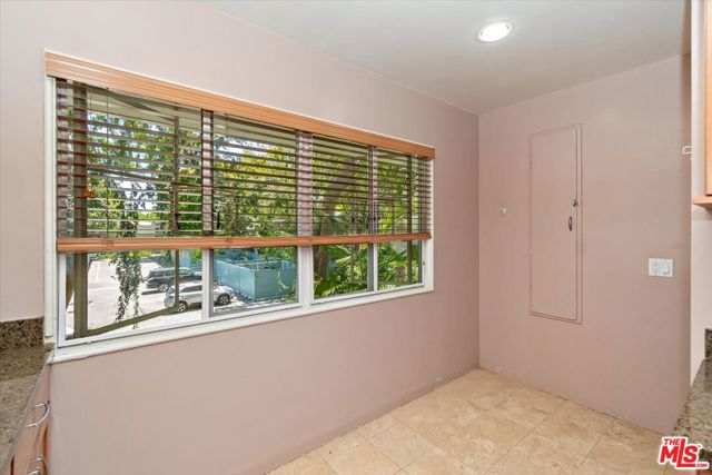 5381 Village, Los Angeles, California 90016, 2 Bedrooms Bedrooms, ,1 BathroomBathrooms,Condominium,For Sale,Village,24422579