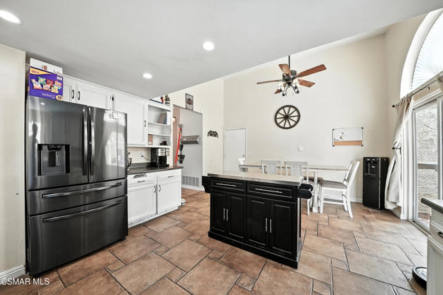 241 Cottonwood Lane, Fillmore CA: https://media.crmls.org/mediaz/8afb9226-531f-45b4-af15-de1d7cff2be6.jpg