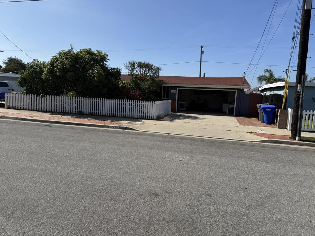 743 Iris Ave