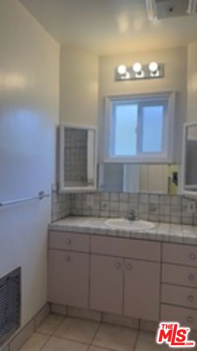 1903 S Westgate Avenue, Los Angeles CA: https://media.crmls.org/mediaz/8afdced7-ab79-43fd-b102-a37c75e104e4.jpg