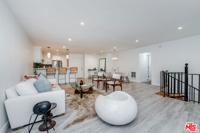 16 Quarterdeck Street, Marina del Rey CA: https://media.crmls.org/mediaz/8afdfc26-2e42-402c-aac6-7f2ad8e489db.jpg