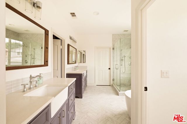 24229 La Montura Drive, Valencia CA: https://media.crmls.org/mediaz/8afe0e83-153d-44c6-9643-0c191802c261.jpg