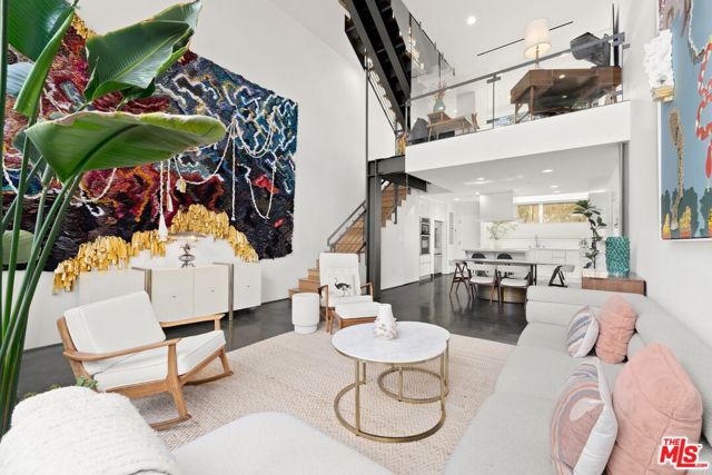 950 N Orange Grove Avenue, West Hollywood CA: https://media.crmls.org/mediaz/8afea5db-2dd0-48a4-8d62-7fc2607a406d.jpg