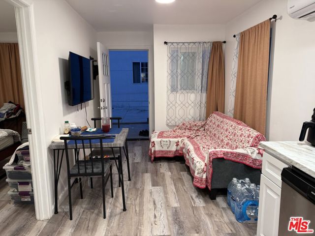 1501 Hartsook Street, Sherman Oaks CA: https://media.crmls.org/mediaz/8affba09-bc1a-4b61-861a-5deb4290bb22.jpg