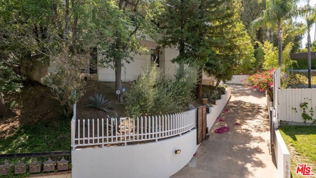 15656 Crownridge Place, Sherman Oaks CA: https://media.crmls.org/mediaz/8affec81-d7f9-43e6-aab2-b522f3a79f67.jpg