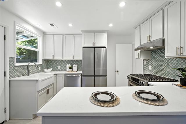 4030 Edwards Ave, Oakland CA: https://media.crmls.org/mediaz/8b01bfff-7c90-4c32-ba19-bf0e18715960.jpg