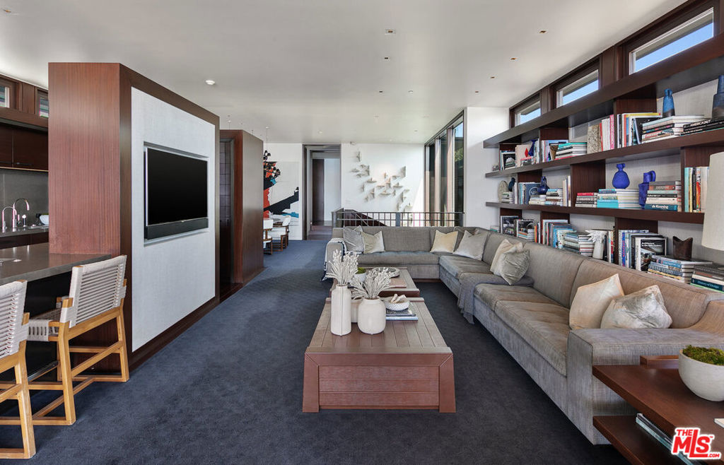 3216 The Strand