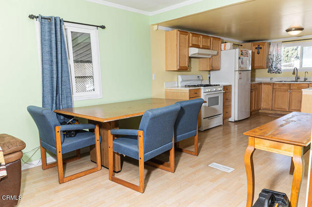 710 W Harvard Boulevard, Santa Paula CA: https://media.crmls.org/mediaz/8b025955-9241-483a-8471-7ed0764ac446.jpg