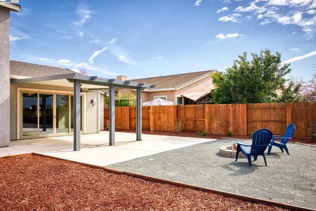 115 Lemon Blossom Ln, Patterson CA: https://media.crmls.org/mediaz/8b0280b6-4bff-40da-b04b-3610c94eb4aa.jpg