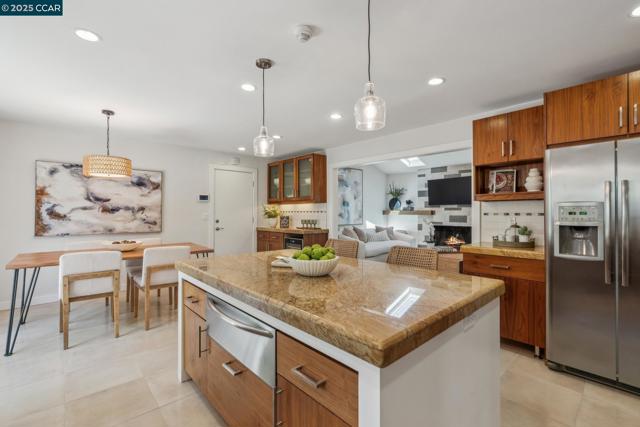 70 Lost Valley Dr, Orinda CA: https://media.crmls.org/mediaz/8b031111-f108-4993-8b17-1db6a47e0a45.jpg