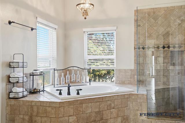 Detail Gallery Image 15 of 65 For 1925 Robinhood Rd, Vista,  CA 92084 - 5 Beds | 4/1 Baths
