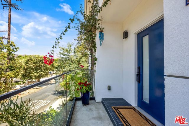 4841 Minden Place, Los Angeles CA: https://media.crmls.org/mediaz/8b039224-9502-497a-a50c-6701ed3f886c.jpg