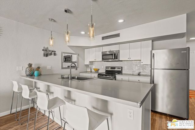 1655 E Palm Canyon Drive, Palm Springs CA: https://media.crmls.org/mediaz/8b05b529-0718-40af-b496-09c6b2fa6d27.jpg